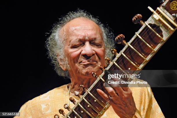 pandit ravi shankar indian classical music maestro, bombay, mumbai, maharashtra, india - sittar stock pictures, royalty-free photos & images