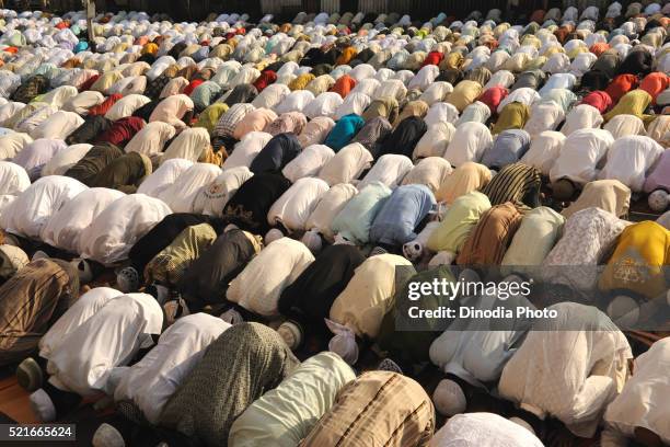 muslims pray to id al adha on street in bombay mumbai, maharashtra, india - namaz stock-fotos und bilder