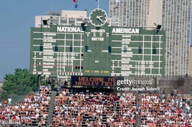 scoreboard at wrigley field - baseball scoreboard stock-fotos und bilder