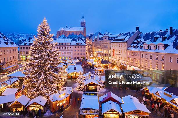 christmas market in annaberg-buchholz - christmas market decoration stockfoto's en -beelden