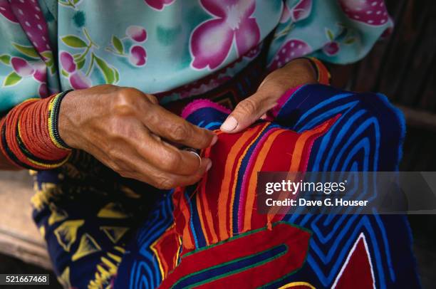 kuna indian woman sewing a mola - mola kuna stock-fotos und bilder