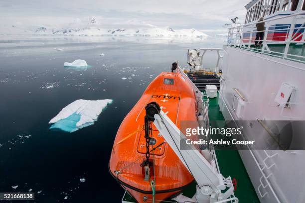 the antarctic peninsular from the deck of the akademik sergey vavilov, - barco salvavidas fotografías e imágenes de stock