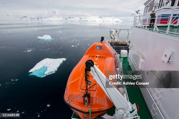 the antarctic peninsular from the deck of the akademik sergey vavilov, - 救命ボート ストックフォトと画像