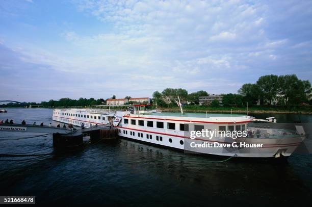 passengers boarding the clara schumann - kai schumann stock-fotos und bilder