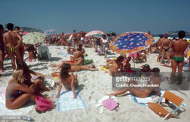 beachgoers at ipanema beach - ipanema beach imagens e fotografias de stock