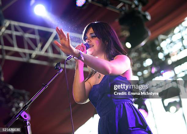 Singer Bat Singer Songwriter Bat Photos and Premium High Res Pictures - Getty Images