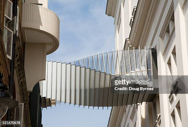 bridge of aspiration by wilkinson eyre architects - royal opera house londra foto e immagini stock