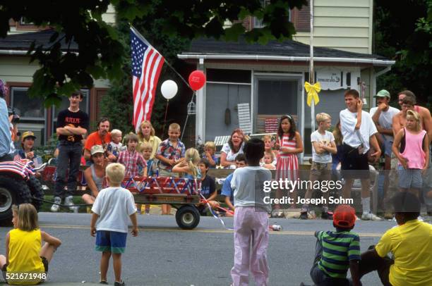 independence day parade - parade watchers stock pictures, royalty-free photos & images