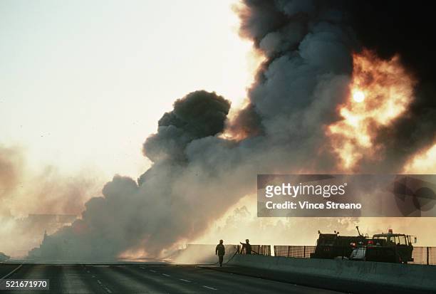 tanker explosion on freeway - camion citerne photos et images de collection