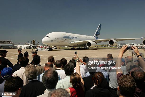 airbus a380 at paris air show - airbus 380 stock pictures, royalty-free photos & images