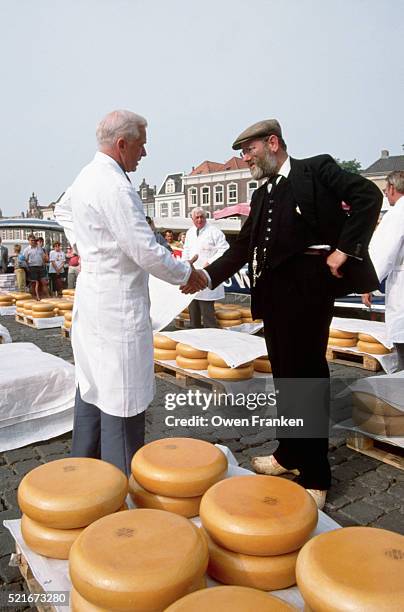 shaking hands at gouda market - cheese production in netherlands stock pictures, royalty-free photos & images