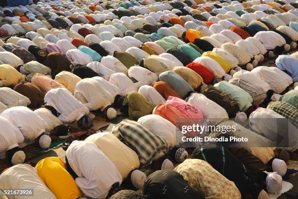 muslims pray to id al adha on street in bombay mumbai, maharashtra, india - eid al adha photos et images de collection