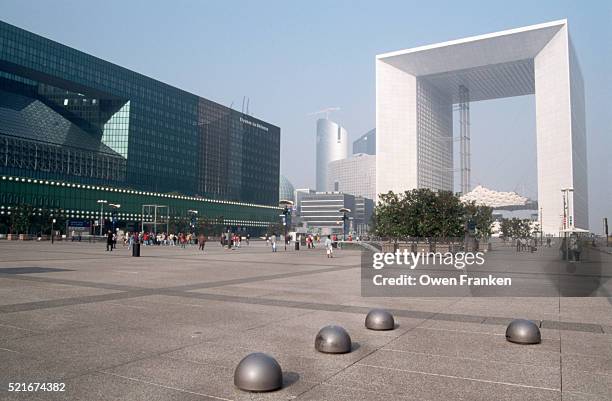 grande arche and plaza in paris - grande arche stock pictures, royalty-free photos & images