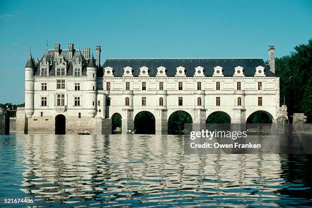 chenonceau chateau and cher river - chenonceaux photos et images de collection