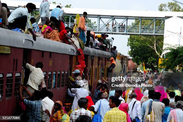 commuters climbing on roof of train, jodhpur, rajasthan, india - india train stock pictures, royalty-free photos & images