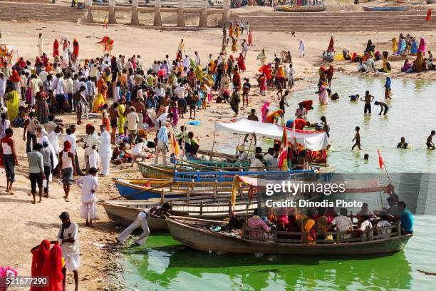 peoples having bath in pond, ramdevra, jaisalmer, rajasthan, india - india village pond photos et images de collection