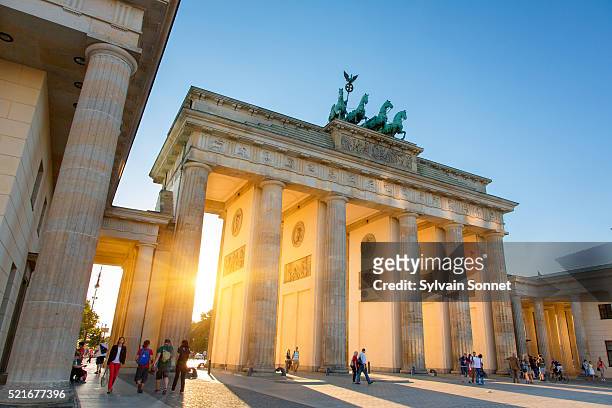 berlin, brandenburg gate at sunset - berlin stock-fotos und bilder