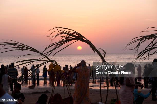 people worshipping sun dala chhath at juhu beach, bombay mumbai, maharashtra, india - chhath festival - fotografias e filmes do acervo