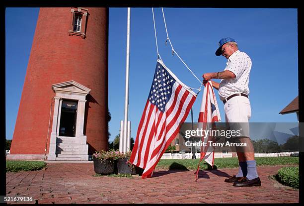 raising the flags at the ponce de leon inlet lighthouse - cérémonie du drapeau photos et images de collection