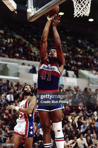 Wes Unseld of the Washington Bullets puts up a shot from under the basket against the New Jersey Nets during a NBA game in 1980 at the Brendan Byrne...