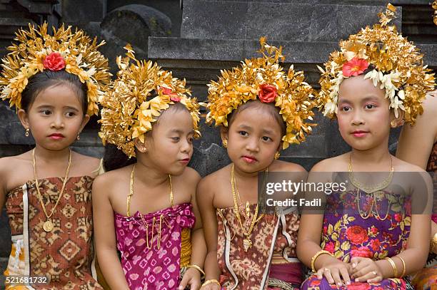 balinese girls in traditional dress - balinese headdress stock pictures, royalty-free photos & images