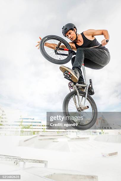 bmx biker - crossfietsen stockfoto's en -beelden