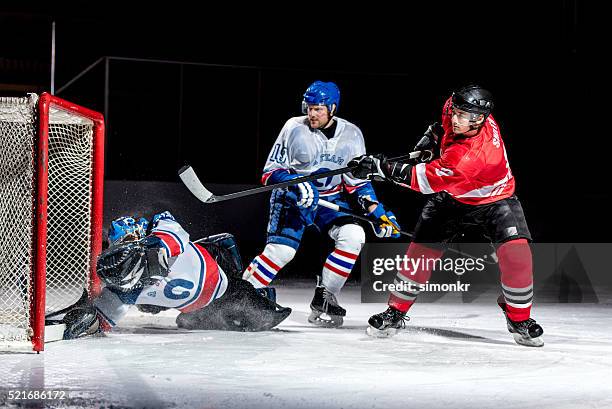 männer spielen ice hockey - ice hockey glove stock-fotos und bilder