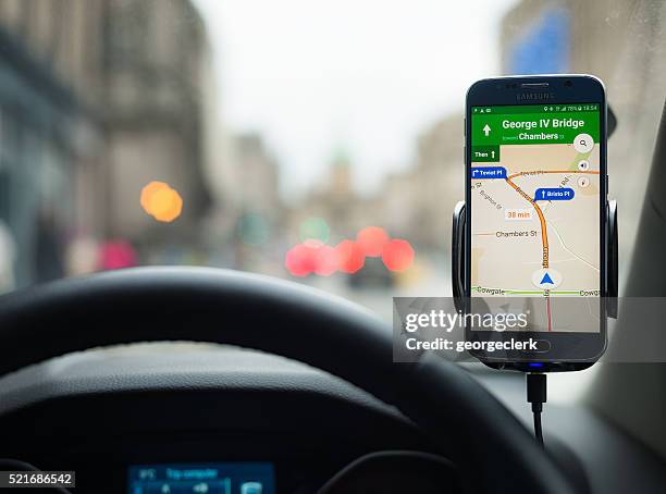 google karten navigation auf dem smartphone samsung s6 - auto navigation stock-fotos und bilder