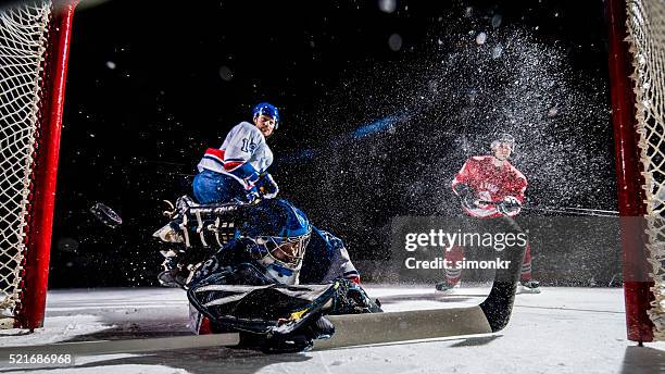 homens jogando hóquei no gelo - ice hockey goaltender - fotografias e filmes do acervo