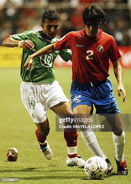 Mexican Jaime Lozano fights for the ball with Costarican Christian Montero at the Ricardo Saprissa Stadium 09 February 2005 during the FIFA football...