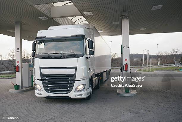 transport lkw an der tankstelle - diesel-kraftstoff stock-fotos und bilder