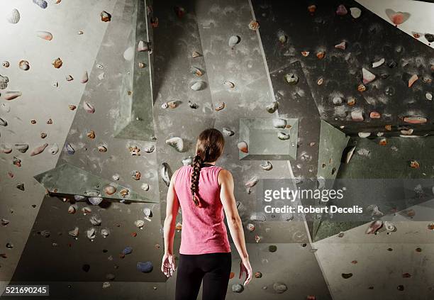 female climber preparing to climb climbing wall - action plan photos et images de collection