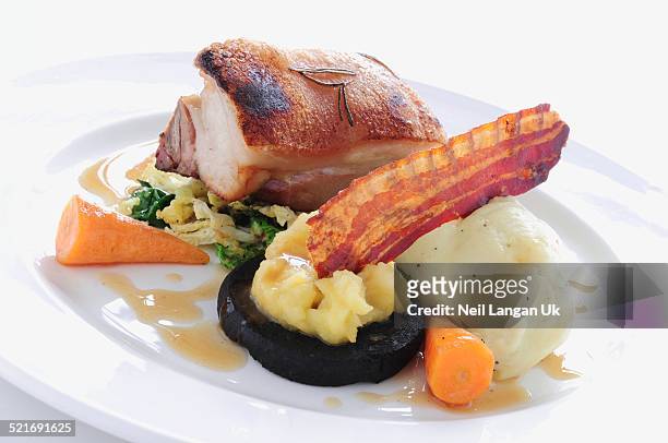 plated belly plated meal with black pudding - chispes - fotografias e filmes do acervo