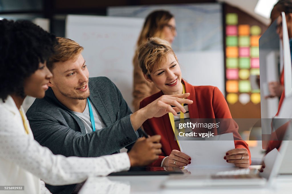 Créative équipe commerciale d'une Mise en service session de Remue-méninges.