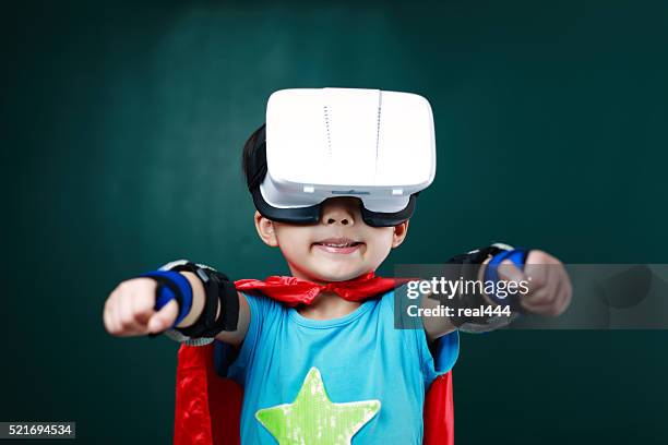 niño con una sala de juegos de realidad virtual - chinese hero fotografías e imágenes de stock