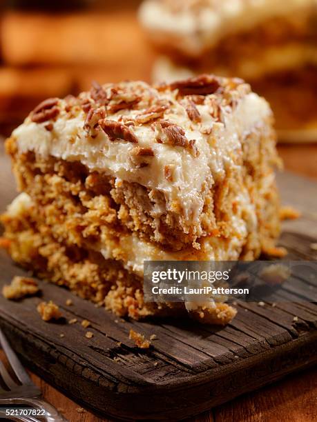 carrot cake with cream cheese icing - gateaux stockfoto's en -beelden