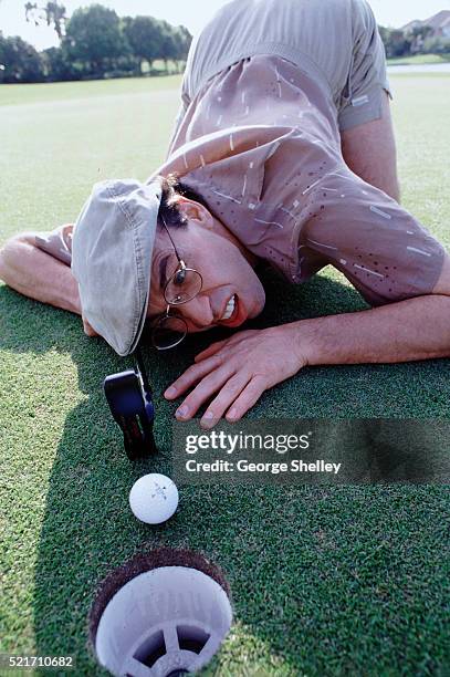 lining up a short putt - amateur golfer stock pictures, royalty-free photos & images