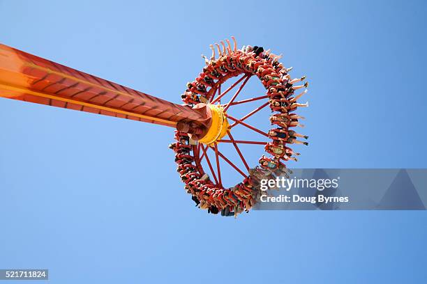 people on amusement ride at surfers paradise - gold coast theme park foto e immagini stock