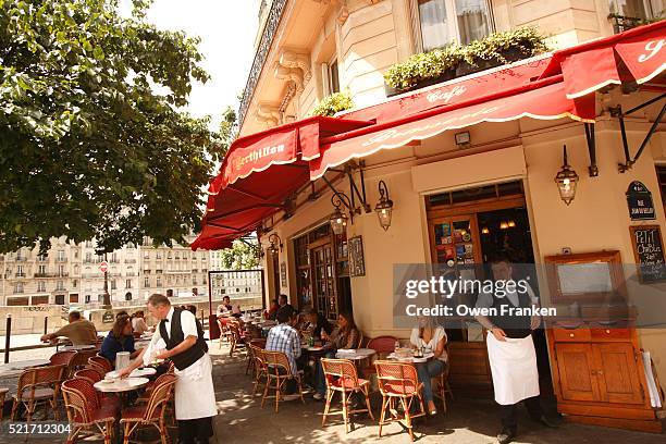 brasserie ile-st.-louis, an alsatian brasserie near notre dame cathedral - cafes near notre dame cathedral stock pictures, royalty-free photos & images