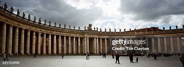 panoramic view of st. peter's colonnade - 教皇庁 ストックフォトと画像