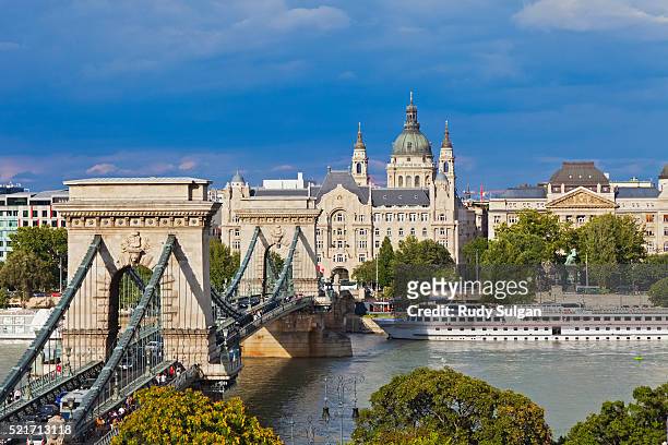 chain bridge in budapest - river danube stock pictures, royalty-free photos & images