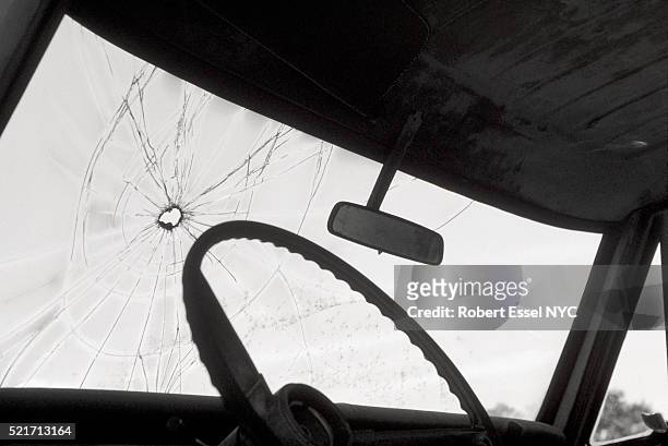 bullet hole in windshield - broken windshield stock-fotos und bilder