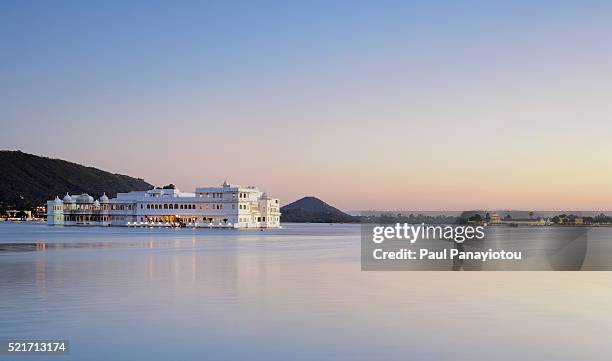 lake pichola at sunset, udaipur, rajasthan, india - udaipur stock pictures, royalty-free photos & images