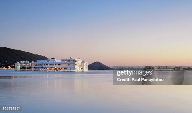 lake pichola at sunset, udaipur, rajasthan, india - udaipur imagens e fotografias de stock