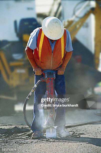 construction worker using a jackhammer - loud man imagens e fotografias de stock