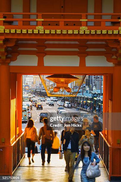 the entrance to yasaka-jinja - yasaka shrine stock pictures, royalty-free photos & images