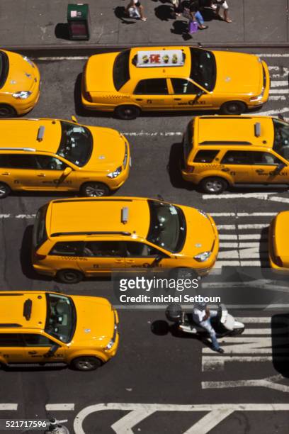traffic on broadway and 7th avenue - taxi amarillo fotografías e imágenes de stock