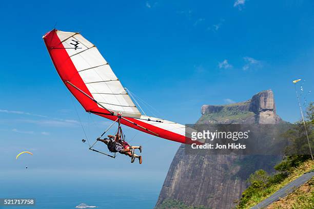 hang gliding in rio de janeiro. - deltaplane photos et images de collection