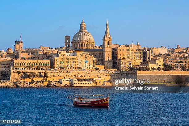 malta, valletta at sunset - malta stock-fotos und bilder