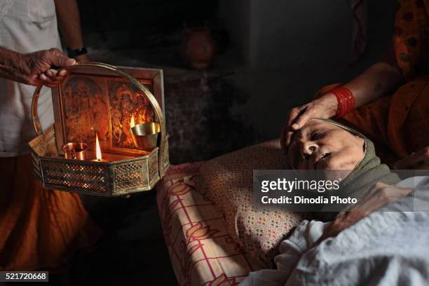 old dying woman in kashi labh mukti bhawan at uttar pradesh, india - ワーラーナシー市 ストックフォトと画像